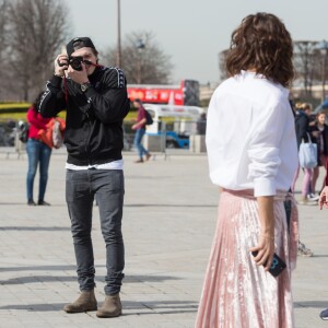 Victoria Beckham et son fils Brooklyn (le bras gauche en écharpe) se photographient devant la pyramide du Musée du Louvre à Paris, sous les yeux admiratifs de Sonia Ben Ammar. Le 11 mars 2017.