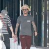 Exclusif - David Beckham se balade avec son fils Brooklyn dans les rues de Hollywood, le 9 avril 2017.