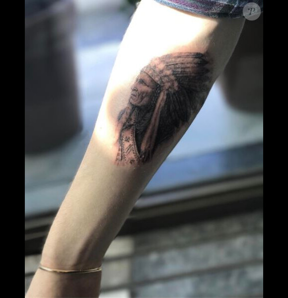 Photo de Brooklyn Beckham, tatoué par l'artiste Mark Mahoney. Avril 2017.