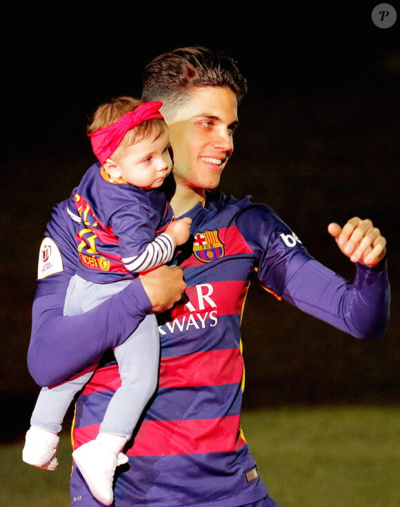 Marc Bartra et sa fille Gala - FC Barcelone s'est imposé 2-0 face au FC Séville et remporte la Coupe du Roi pour la deuxième année consécutive. Barcelone, le 23 mai 2016.