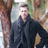 Brad Pitt et un ami bravent la pluie à Los Angeles pour aller vers un studio à pied le 23 janvier 2017.