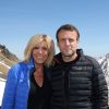 Emmanuel Macron, candidat à l'élection présidentielle pour son mouvement "En Marche!" et sa femme Brigitte Macron (Trogneux) dans la station de ski Grand Tourmalet (La Mongie / Barèges), France, le 12 avril 2017. Ils empruntent un télésiège pour se rendre dans le restaurant d'altitude pour le déjeuner. C'est un retour aux sources pour le candidat à la présidentielle. C'est en effet là que dans sa jeunesse, il a appris à marcher et à skier. © Dominique Jacovides/Bestimage