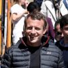 Emmanuel Macron, candidat à l'élection présidentielle pour son mouvement "En Marche!" et sa femme Brigitte Macron (Trogneux) dans la station de ski Grand Tourmalet (La Mongie / Barèges), France, le 12 avril 2017. Ils empruntent un télésiège pour se rendre dans le restaurant d'altitude pour le déjeuner. C'est un retour aux sources pour le candidat à la présidentielle. C'est en effet là que dans sa jeunesse, il a appris à marcher et à skier. A la fin d'un repas partagé avec ses proches, il n'a pas failli à la tradition en entonnant l'un des hymnes pyrénéens, " Montagne Pyrénées". © Dominique Jacovides/Bestimage  French presidential election candidate for the En Marche ! movement Emmanuel Macron and his wife Brigitte Trogneux take a chairlift for a lunch break during a campaign visit at Ski resort Grand Tourmalet (La Mongie / Barèges), France, on April 12, 2017.12/04/2017 - Grand Tourmalet