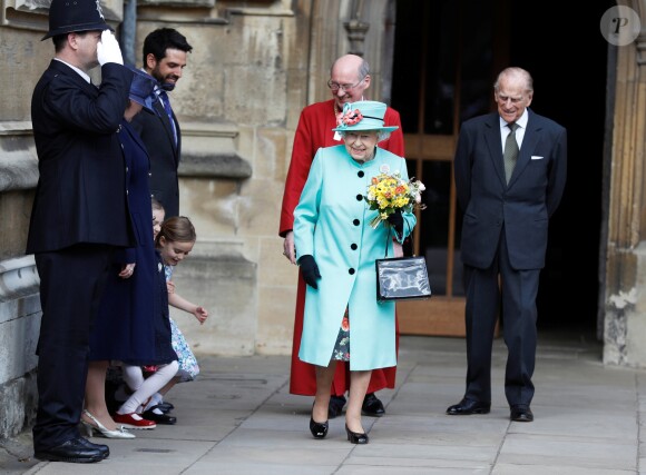 La reine d'Angleterre Elizabeth II et son mari le prince Philip, duc d'Edimbourg assistent à la messe de Pâques à la chapelle Saint-Georges de Windsor, le 16 avril 2017