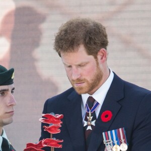 Le prince Harry d'Angleterre dépose des coquelicots et des bottes de soldat en mémoire des nombreux jeunes hommes tués dans la bataille de Vimy lors des commémorations des 100 anse la bataille de Vimy, (100 ans jour pour jour, le 9 avril 1917) dans laquelle de nombreux Canadiens ont trouvé la mort lors de la Première Guerre mondiale, au Mémorial national du Canada, à Vimy, France, le 9 avril 2017. © Cyril Moreau/Bestimage