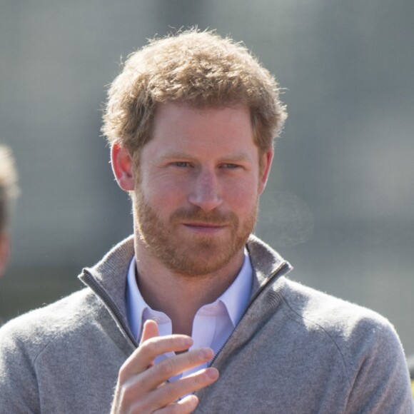 Le prince Harry avec l'équipe du Royaume-Uni pour "Invictus Games Toronto 2017 "au Village de formation sportive de l'Université de Bath, Royaume-Uni, le 7 avril 2017.