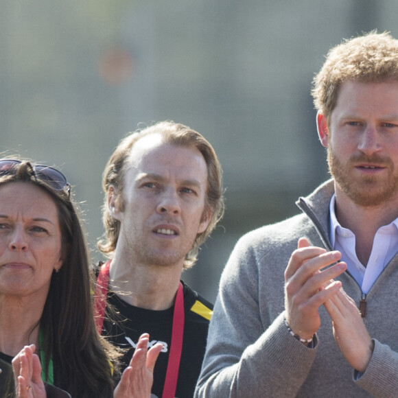 Le prince Harry avec l'équipe du Royaume-Uni pour "Invictus Games Toronto 2017 "au Village de formation sportive de l'Université de Bath, Royaume-Uni, le 7 avril 2017.