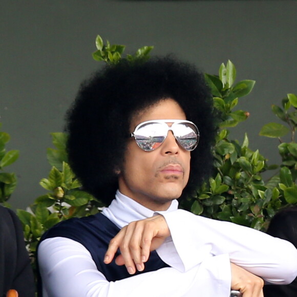 Le chanteur Prince assiste au match entre Rafael Nadal et Dusan Lajovic lors des Internationaux de France de tennis de Roland Garros à Paris, le 2 juin 2014.
