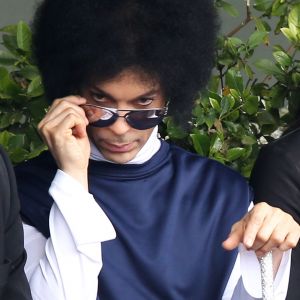 Le chanteur Prince assiste au match entre Rafael Nadal et Dusan Lajovic lors des Internationaux de France de tennis de Roland Garros à Paris, le 2 juin 2014.