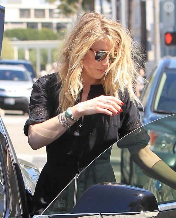 Amber Heard range son shopping dans son coffre de voiture avec l'aide de son assitante au Paper Source à Beverly Hills, le 29 mars 2017