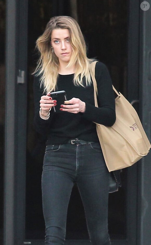 Amber Heard à la sortie d'un cabinet d’avocats à Santa Monica. Amber est ensuite allée mettre de l'essence dans sa voiture et s'est rendu dans un solarium. Le 1er janvier 2017