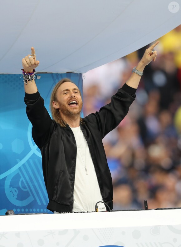 David Guetta lors du match d'ouverture de la coupe de l'Euro de football au Stade de France à Paris. Le 10 juin 2016 © Cyril Moreau / Bestimage