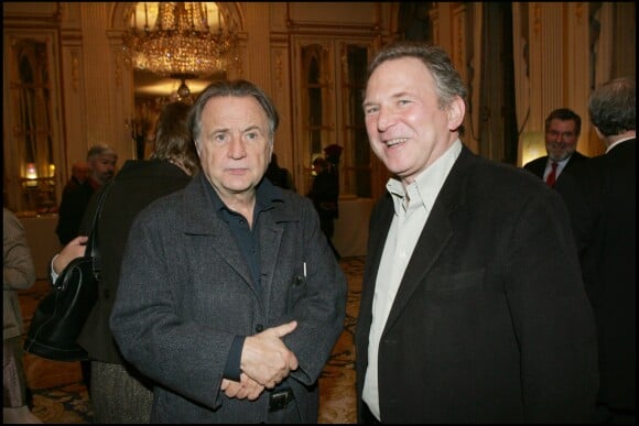 Bernard Guetta (à droite) et Regis Debray au ministère de la Culture à Paris, le 29 novembre 2005