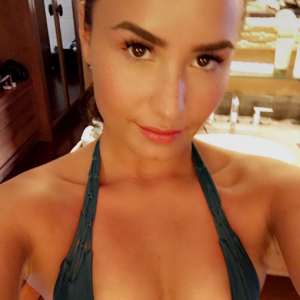 Demi Lovato sort son plus beau décolleté à ses fans sur les réseaux sociaux.