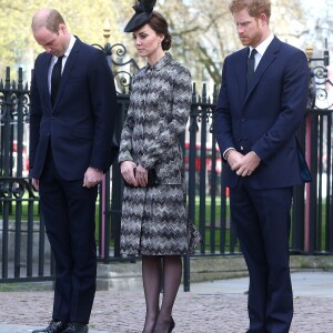 Le prince William, duc de Cambridge, Catherine (Kate) Middleton, duchesse de Cambridge, et le prince Harry assistent à une messe en hommage aux victimes de l'attentat de Londres à l'abbaye de West­mins­ter. Londres, le 6 avril 2017.