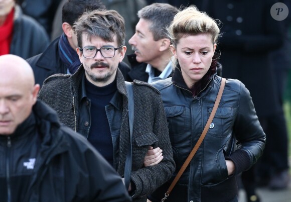 Le dessinateur Luz et sa femme Camille Emmanuelle - Obsèques du dessinateur Charb (Stéphane Charbonnier) à la Halle Saint Martin à Pontoise, le 16 janvier 2015.