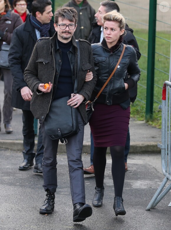 Le dessinateur Luz et sa femme Camille Emmanuelle - Obsèques du dessinateur Charb (Stéphane Charbonnier) à la Halle Saint Martin à Pontoise, le 16 janvier 2015.