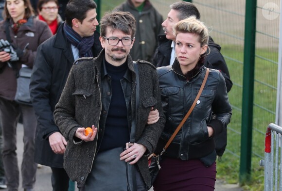 Le dessinateur Luz et sa femme Camille Emmanuelle - Obsèques du dessinateur Charb (Stéphane Charbonnier) à la Halle Saint Martin à Pontoise, le 16 janvier 2015.