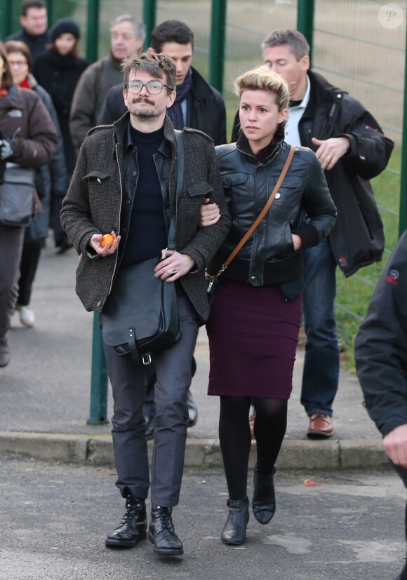 Le dessinateur Luz et sa femme Camille Emmanuelle - Obsèques du dessinateur Charb (Stéphane Charbonnier) à la Halle Saint Martin à Pontoise, le 16 janvier 2015.