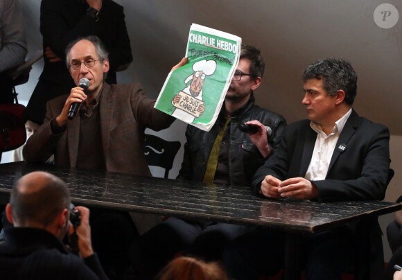 Luz au côté des membres de l'équipe de Charlie Hebdo lors d'une conférence de presse organisée le 13 janvier 2015 à Paris