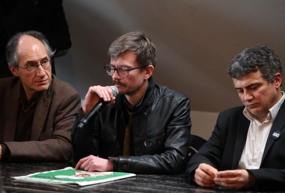 Luz au côté des membres de l'équipe de Charlie Hebdo lors d'une conférence de presse organisée le 13 janvier 2015 à Paris