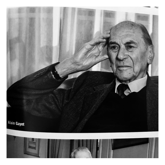 Julie Gayet a perdu son grand-père Alain Gayet. Elle a annoncé la triste nouvelle le 20 avril 2017 sur Instagram.