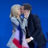Emmanuel Macron (En Marche !) avec sa femme Brigitte lors de son discours après l'annonce des résultats du premier tour de l'élection présidentielle 2017 au Parc des Expositions de la Porte de Versailles. France, Paris, le 23 avril 2017. © Cyril Moreau/Bestimage
