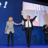 Emmanuel Macron (candidat du mouvement "En Marche !") avec sa femme Brigitte lors de son discours après l'annonce des résultats du premier tour de l'élection présidentielle 2017 au Parc des Expositions de la Porte de Versailles. France, Paris, le 23 avril 2017. © Sebastien Valiela-Dominique Jacovides/Bestimage