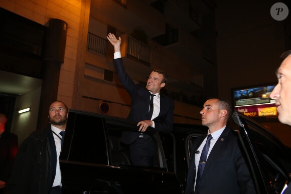 Exclusif - Emmanuel Macron, vainqueur du premier tour de l'élection présidentielle, quitte son QG de campagne pour se rendre à la porte de Versailles à Paris le 23 avril 2017. © Dominique Jacovides / Sébastien Valiela / Bestimage
