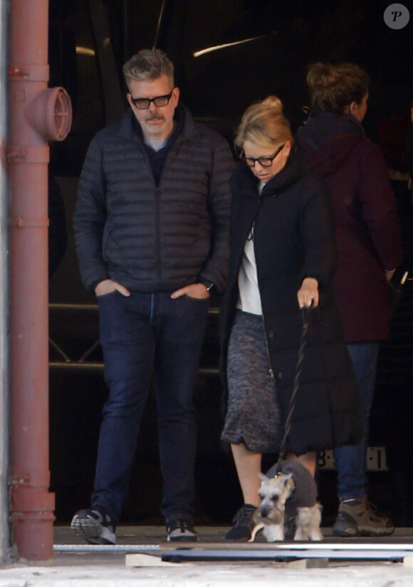 Le réalisateur américain Christopher McQuarrie et sa femme Heather profitent de la préparation du tournage du film "Mission Impossible 6" pour s'enlacer et s'embrasser à côté de leur chien, quai Austerlitz à Paris, France, le 24 avril 2017.