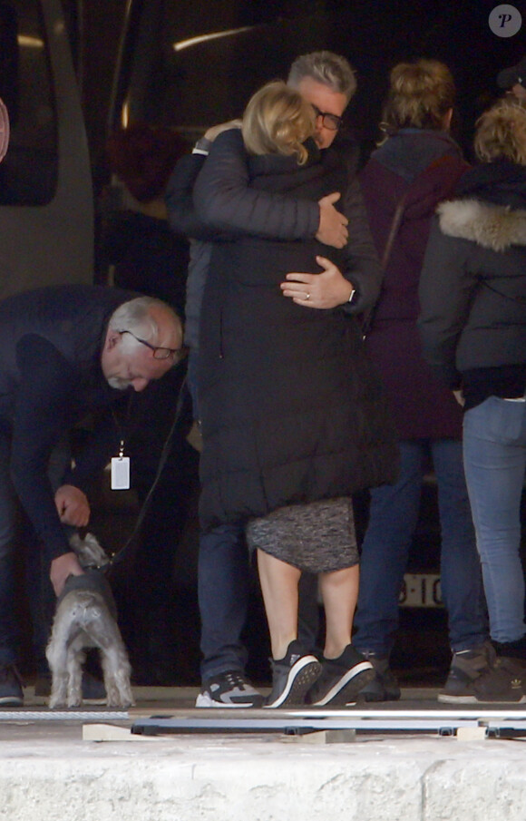 Le réalisateur américain Christopher McQuarrie et sa femme Heather profitent de la préparation du tournage du film "Mission Impossible 6" pour s'enlacer et s'embrasser à côté de leur chien, quai Austerlitz à Paris, France, le 24 avril 2017.