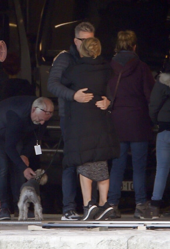 Le réalisateur américain Christopher McQuarrie et sa femme Heather profitent de la préparation du tournage du film "Mission Impossible 6" pour s'enlacer et s'embrasser à côté de leur chien, quai Austerlitz à Paris, France, le 24 avril 2017.