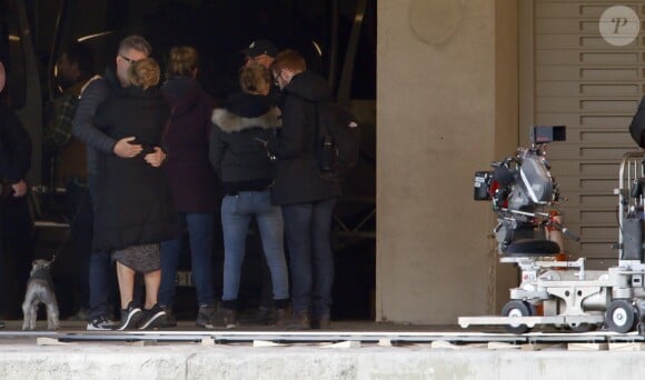 Le réalisateur américain Christopher McQuarrie et sa femme Heather profitent de la préparation du tournage du film "Mission Impossible 6" pour s'enlacer et s'embrasser à côté de leur chien, quai Austerlitz à Paris, France, le 24 avril 2017.