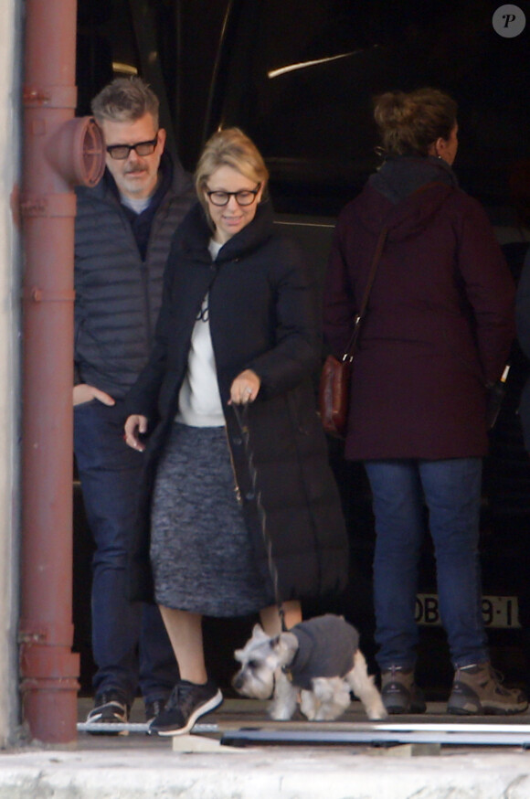 Le réalisateur américain Christopher McQuarrie et sa femme Heather profitent de la préparation du tournage du film "Mission Impossible 6" pour s'enlacer et s'embrasser à côté de leur chien, quai Austerlitz à Paris, France, le 24 avril 2017.