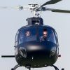 Tom Cruise arrive en hélicoptère à la place du copilote pour aller sur le tournage du film "Mission Impossible 6" à Paris, France, le 24 avril 2017. Tom Cruise arrive avec son assistante maquilleuse.