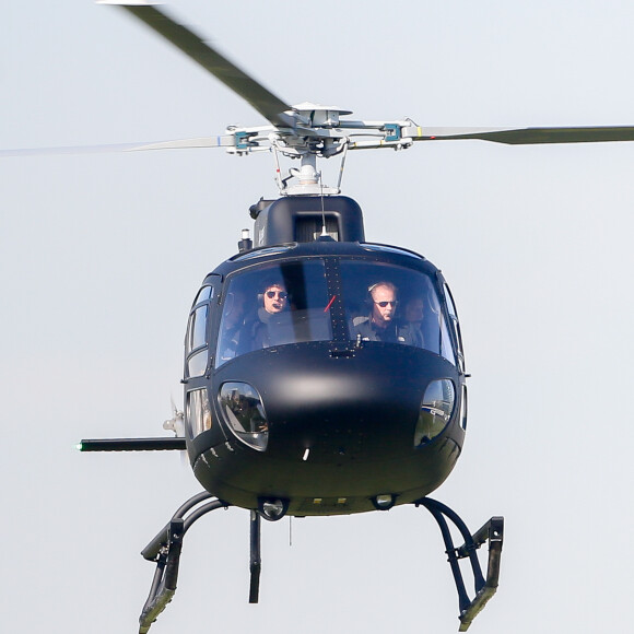 Tom Cruise arrive en hélicoptère à la place du copilote pour aller sur le tournage du film "Mission Impossible 6" à Paris, France, le 24 avril 2017. Tom Cruise arrive avec son assistante maquilleuse.