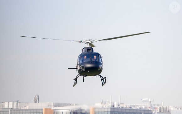 Tom Cruise arrive en hélicoptère à la place du copilote pour aller sur le tournage du film "Mission Impossible 6" à Paris, France, le 24 avril 2017. Tom Cruise arrive avec son assistante maquilleuse.