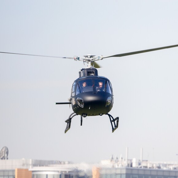 Tom Cruise arrive en hélicoptère à la place du copilote pour aller sur le tournage du film "Mission Impossible 6" à Paris, France, le 24 avril 2017. Tom Cruise arrive avec son assistante maquilleuse.