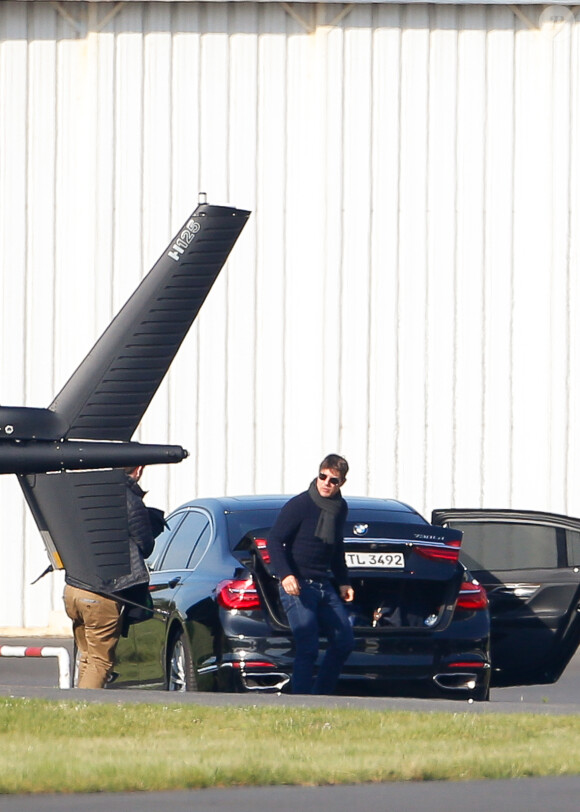Tom Cruise arrive en hélicoptère à la place du copilote pour aller sur le tournage du film "Mission Impossible 6" à Paris, France, le 24 avril 2017. Tom Cruise arrive avec son assistante maquilleuse.