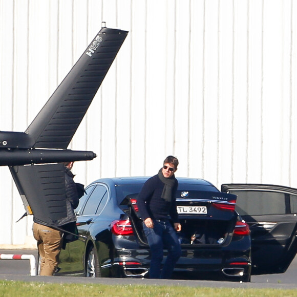 Tom Cruise arrive en hélicoptère à la place du copilote pour aller sur le tournage du film "Mission Impossible 6" à Paris, France, le 24 avril 2017. Tom Cruise arrive avec son assistante maquilleuse.