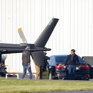 Tom Cruise arrive en hélicoptère à la place du copilote pour aller sur le tournage du film "Mission Impossible 6" à Paris, France, le 24 avril 2017. Tom Cruise arrive avec son assistante maquilleuse.