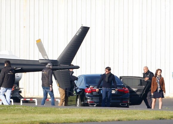 Tom Cruise arrive en hélicoptère à la place du copilote pour aller sur le tournage du film "Mission Impossible 6" à Paris, France, le 24 avril 2017. Tom Cruise arrive avec son assistante maquilleuse.