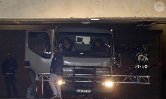 Tom Cruise et Henry Cavill sur le tournage d'une scène du film "Mission Impossible 6" dans un camion qui entre en choc avec un camion du RAID sur le quai Austerlitz à Paris, France, le 24 avril 2017.