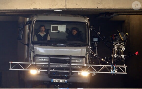 Tom Cruise et Henry Cavill sur le tournage d'une scène du film "Mission Impossible 6" dans un camion qui entre en choc avec un camion du RAID sur le quai Austerlitz à Paris, France, le 24 avril 2017.
