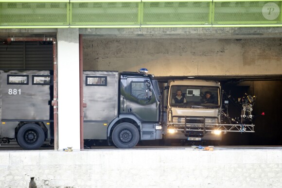 Tom Cruise et Henry Cavill sur le tournage d'une scène du film "Mission Impossible 6" dans un camion qui entre en choc avec un camion du RAID sur le quai Austerlitz à Paris, France, le 24 avril 2017.