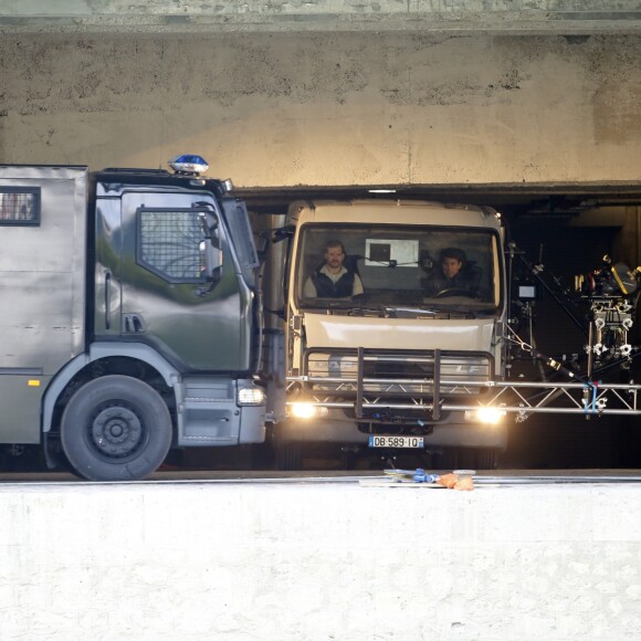 Tom Cruise et Henry Cavill sur le tournage d'une scène du film "Mission Impossible 6" dans un camion qui entre en choc avec un camion du RAID sur le quai Austerlitz à Paris, France, le 24 avril 2017.