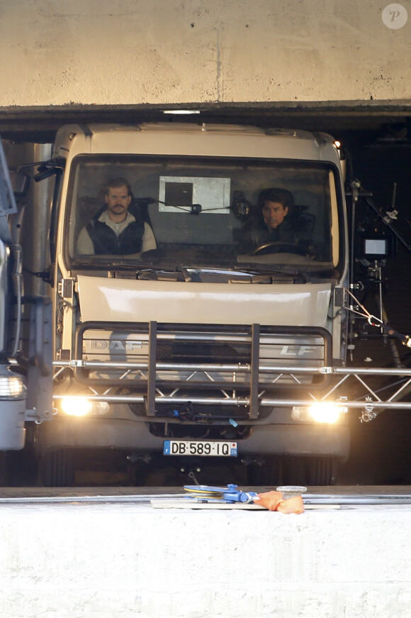 Tom Cruise et Henry Cavill sur le tournage d'une scène du film "Mission Impossible 6" dans un camion qui entre en choc avec un camion du RAID sur le quai Austerlitz à Paris, France, le 24 avril 2017.