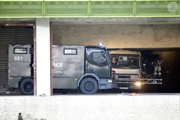 Tom Cruise et Henry Cavill sur le tournage d'une scène du film "Mission Impossible 6" dans un camion qui entre en choc avec un camion du RAID sur le quai Austerlitz à Paris, France, le 24 avril 2017.
