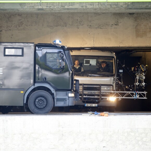 Tom Cruise et Henry Cavill sur le tournage d'une scène du film "Mission Impossible 6" dans un camion qui entre en choc avec un camion du RAID sur le quai Austerlitz à Paris, France, le 24 avril 2017.