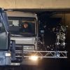 Tom Cruise et Henry Cavill sur le tournage d'une scène du film "Mission Impossible 6" dans un camion qui entre en choc avec un camion du RAID sur le quai Austerlitz à Paris, France, le 24 avril 2017.